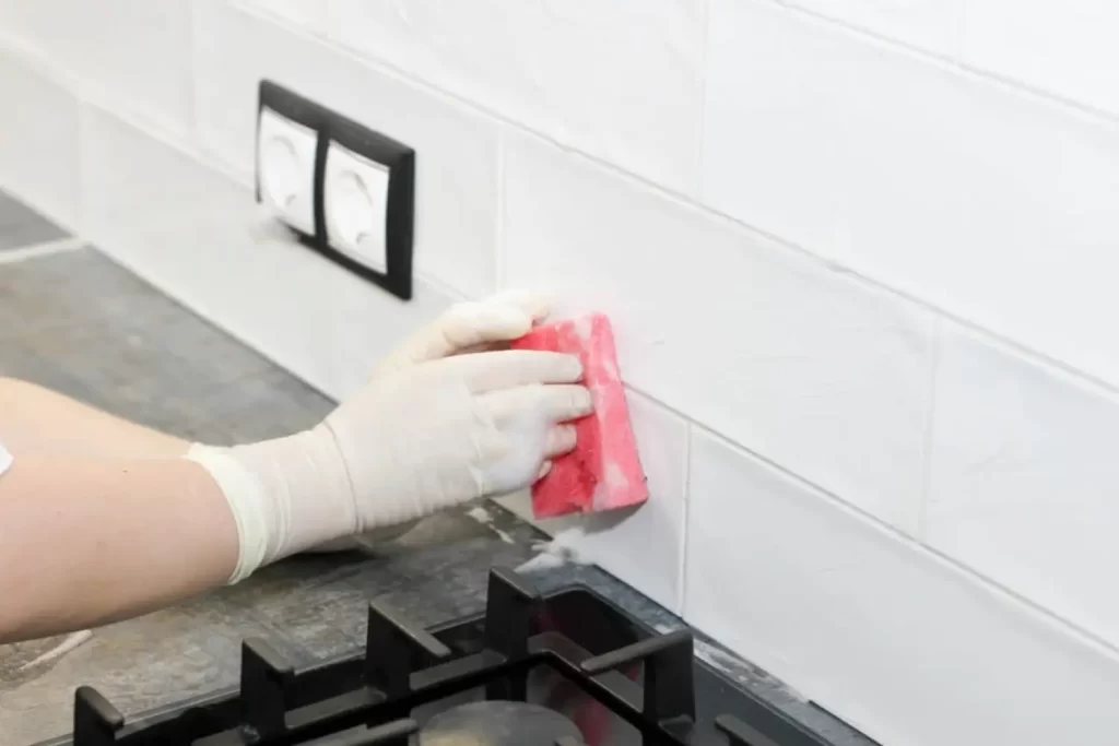 تمیز کردن کاشی بین کابینتی
