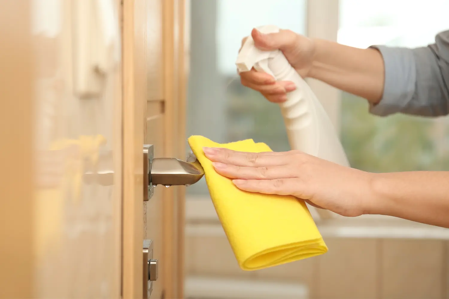 نحوه نظافت دستگیره درب آپارتمان